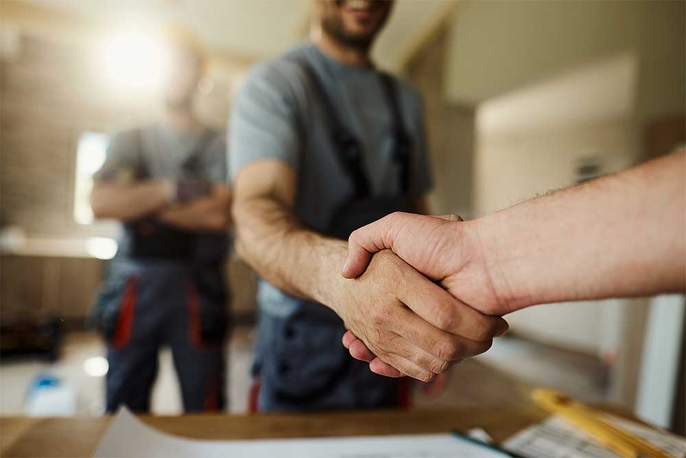 Två personer skakar hand